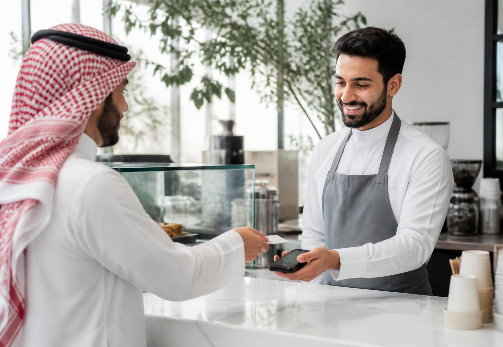 تاجر يستقبل دفعة لاتلامسية من عميل عبر الجوال